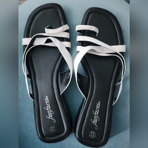 Fanfares Women's White & Black Beaded Toe Loop Slip On Sandals Sz 12